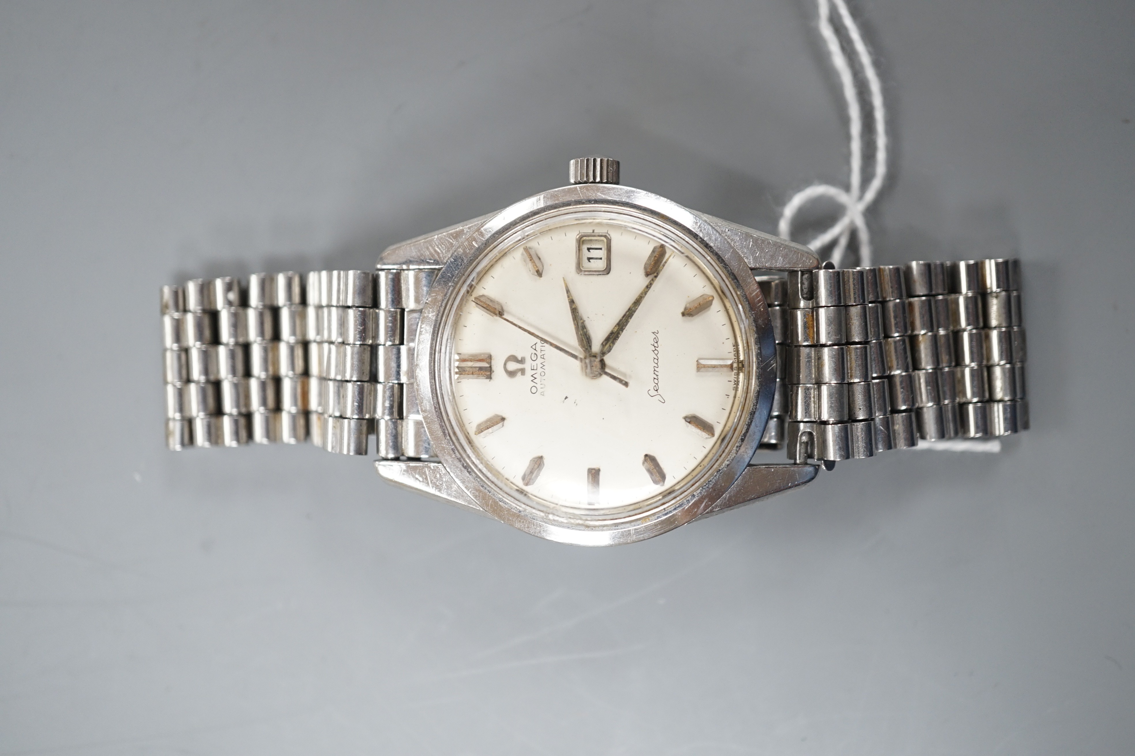 A gentleman's early 1960's stainless steel Omega Seamaster automatic wrist watch, with baton numerals and date aperture, movement c.562, on steel Omega bracelet.